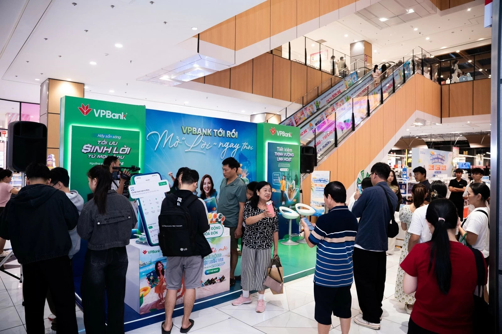 “VPBank tới rồi, mở “lời” ngay thôi” - chương trình nhiều điểm chạm trải nghiệm “VPBank tới rồi, mở “lời” ngay thôi” - chương trình nhiều điểm chạm trải nghiệm