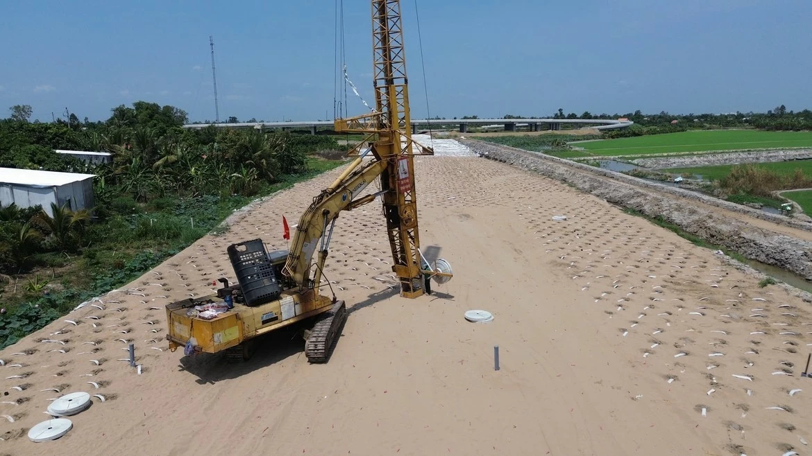 Thi công cao tốc Mỹ An - Cao Lãnh. Ảnh (Vĩnh Phú - Bộ Xây dựng).