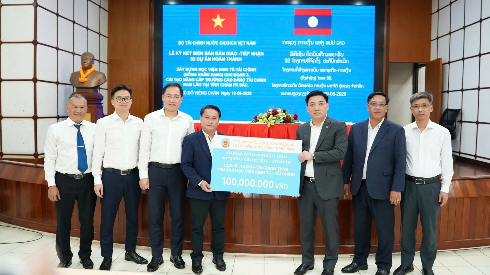 Bộ Tài chính bàn giao các dự án hợp tác đầu tư xây dựng cơ sở đào tạo ngành Tài chính tại Lào Bộ Tài chính bàn giao các dự án hợp tác đầu tư xây dựng cơ sở đào tạo ngành Tài chính tại Lào