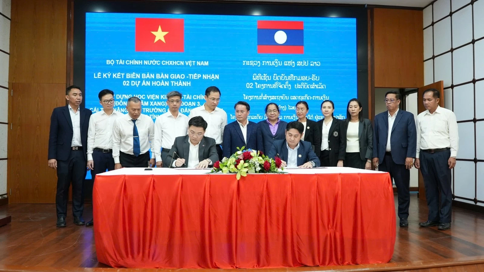 Bộ Tài chính bàn giao các dự án hợp tác đầu tư xây dựng cơ sở đào tạo ngành Tài chính tại Lào Bộ Tài chính bàn giao các dự án hợp tác đầu tư xây dựng cơ sở đào tạo ngành Tài chính tại Lào
