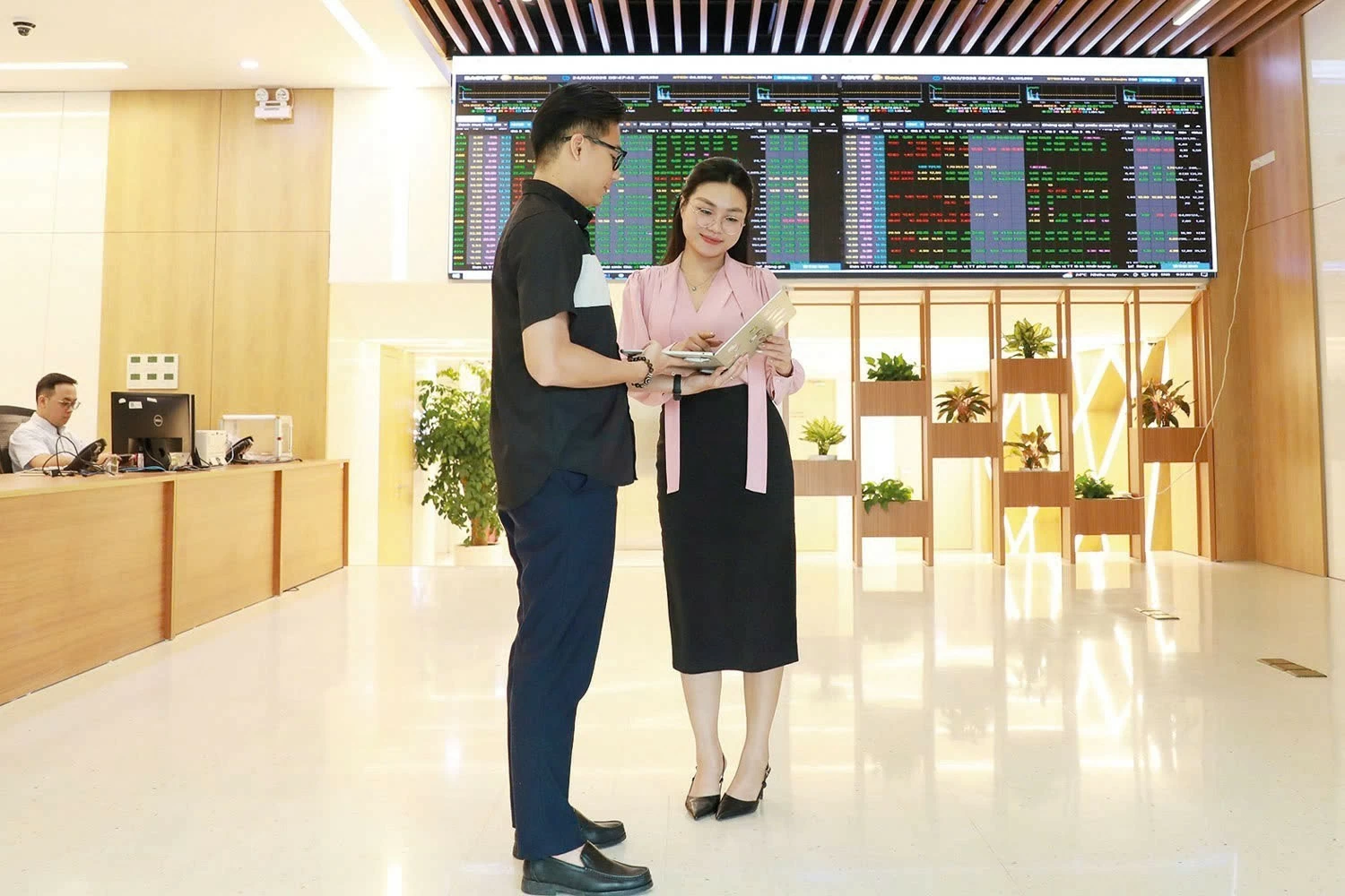 Nâng chuẩn người hành nghề chứng khoán, củng cố niềm tin nhà đầu tư Nâng chuẩn người hành nghề chứng khoán, củng cố niềm tin nhà đầu tư