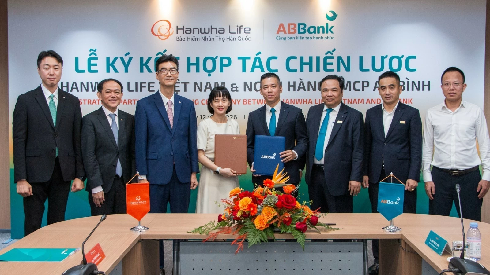 Những “cái bắt tay” hướng bancassurance vào chiều sâu Những “cái bắt tay” hướng bancassurance vào chiều sâu
