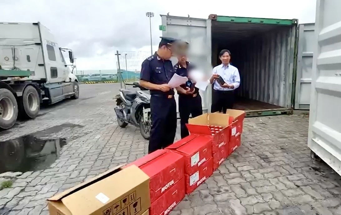 Hải quan bắt giữ 16.000 hộp dầu nhớt nhập khẩu giả nhãn hiệu MOTUL tại cảng biển TP. Hồ Chí Minh Hải quan bắt giữ 16.000 hộp dầu nhớt giả nhãn hiệu MOTUL tại cảng biển TP. Hồ Chí Minh