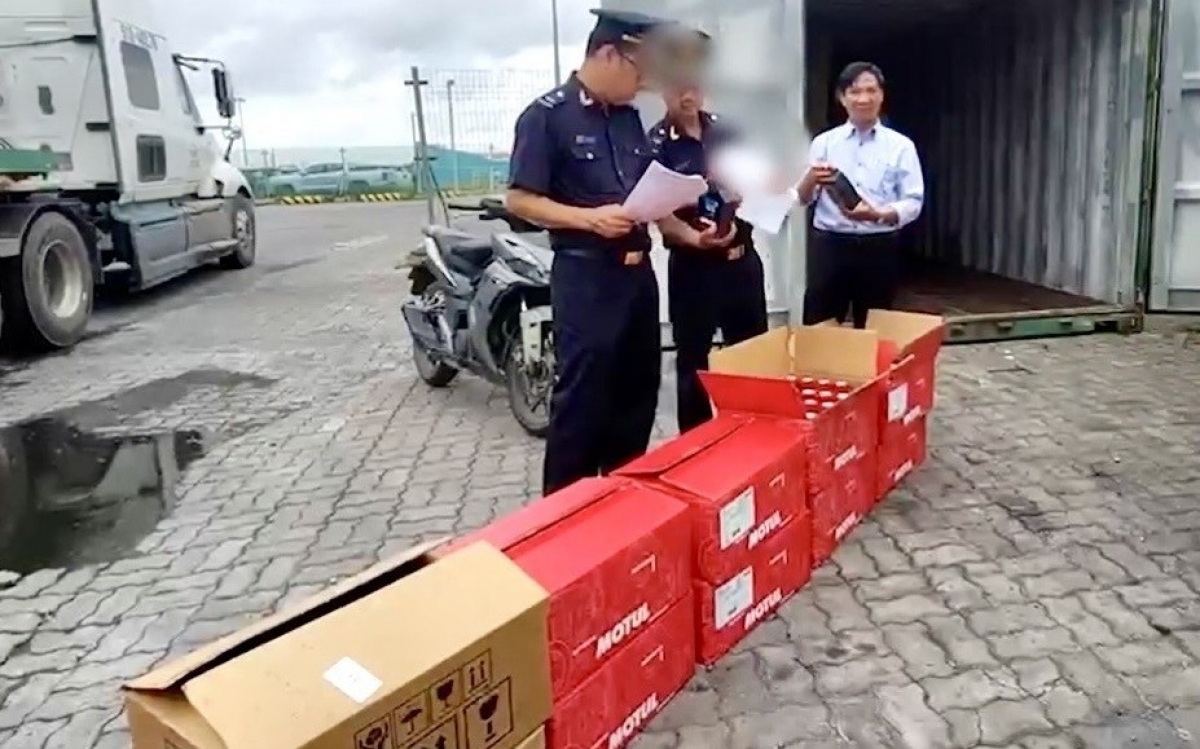 Hải quan TP.HCM bắt giữ 16.000 hộp dầu nhớt giả nhãn hiệu MOTUL