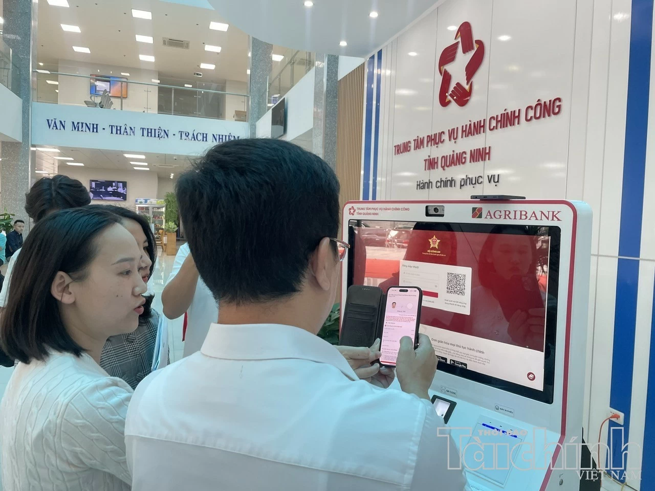 Mức độ hài lòng của người dân, doanh nghiệp đối với giải quyết thủ tục hành chính tại Quảng Ninh duy trì khoảng 99%. Ảnh T.D Mức độ hài lòng của người dân, doanh nghiệp đối với giải quyết thủ tục hành chính tại Quảng Ninh duy trì khoảng 99%. Ảnh T.D