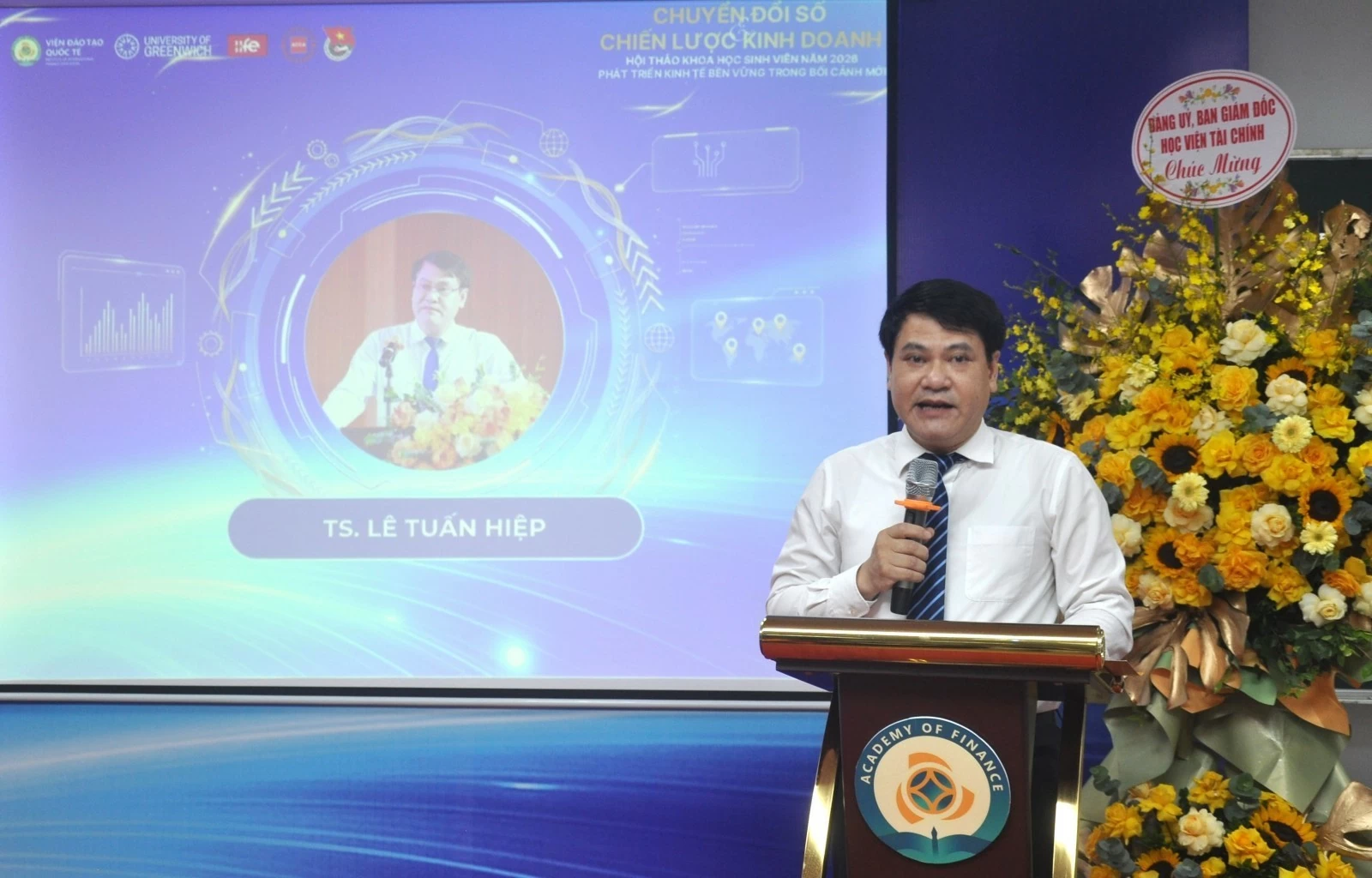 Đưa nghiên cứu khoa học sinh viên gắn với thực tiễn phát triển kinh tế