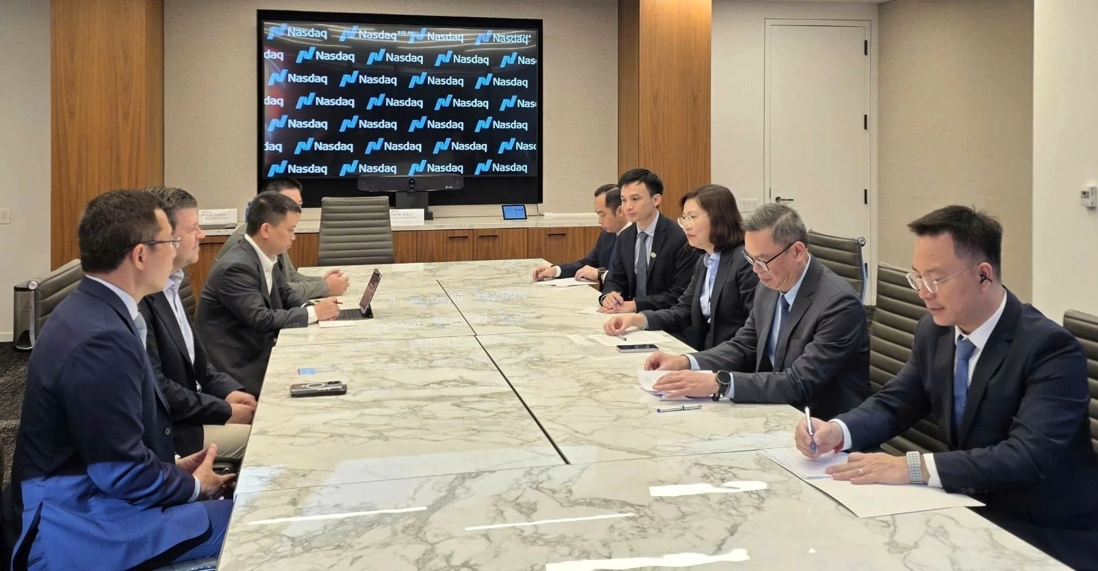 Chủ tịch Ủy ban Chứng khoán Nhà nước làm việc với Phó Chủ tịch Nasdaq, thúc đẩy kết nối thị trường vốn Việt Nam - Hoa Kỳ Chủ tịch Ủy ban Chứng khoán Nhà nước làm việc với Phó Chủ tịch Nasdaq, thúc đẩy kết nối thị trường vốn Việt Nam - Hoa Kỳ
