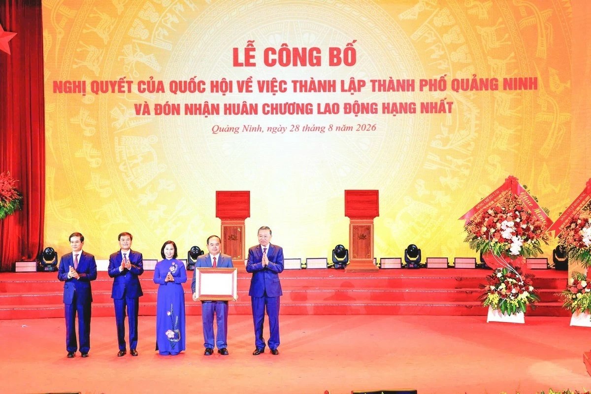 Công bố Nghị quyết thành lập thành phố Quảng Ninh Công bố Nghị quyết thành lập thành phố Quảng Ninh