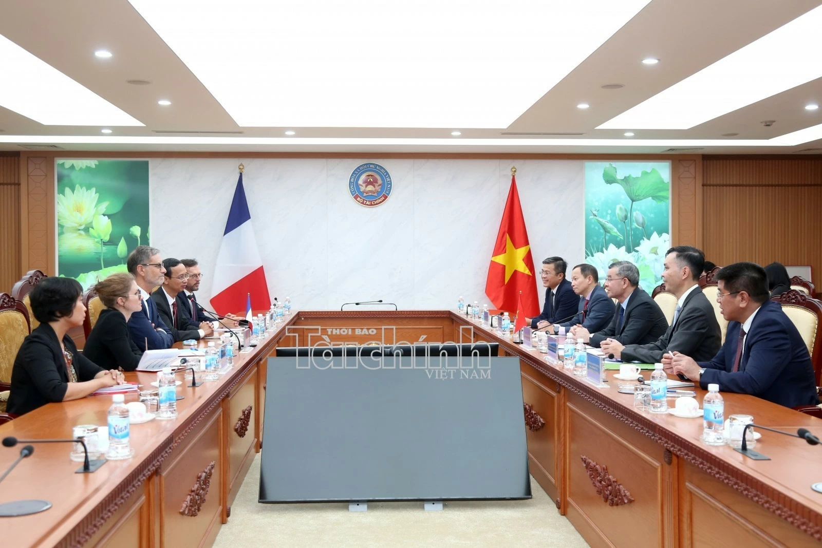 Bộ trưởng Ngô Văn Tuấn tiếp Đại sứ Pháp Olivier Brochet chào từ biệt kết thúc nhiệm kỳ