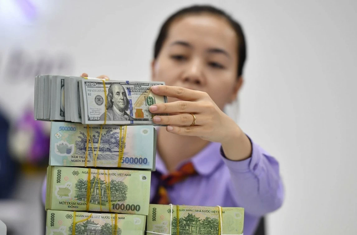 Ngân hàng Nhà nước bơm ròng gần 55.000 tỷ đồng, lãi suất qua đêm giảm sâu