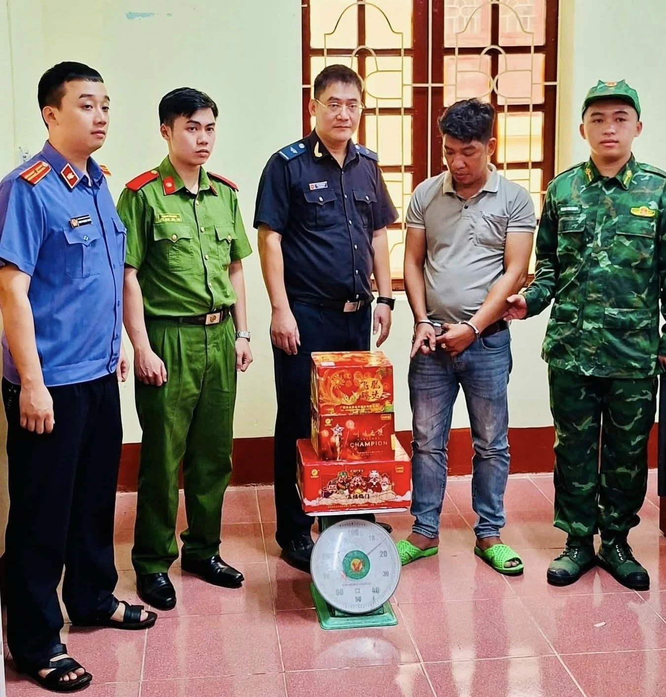 Lạng Sơn: Hải quan tham gia phát hiện, bắt giữ 15 kg pháo hoa nổ cất giấu dưới gầm rơ moóc Lạng Sơn: Hải quan tham gia phát hiện, bắt giữ 15 kg pháo hoa nổ cất giấu dưới gầm rơ moóc