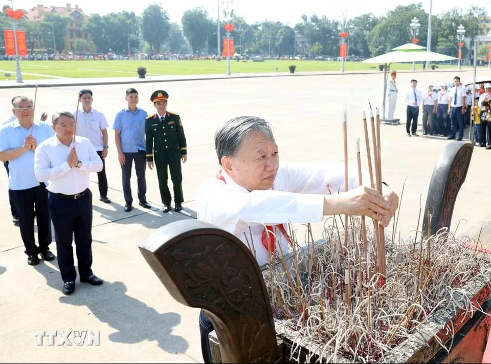 Tổng Bí thư, Chủ tịch nước Tô Lâm dâng hương tưởng nhớ Chủ tịch Hồ Chí Minh Tổng Bí thư, Chủ tịch nước Tô Lâm dâng hương tưởng nhớ Chủ tịch Hồ Chí Minh