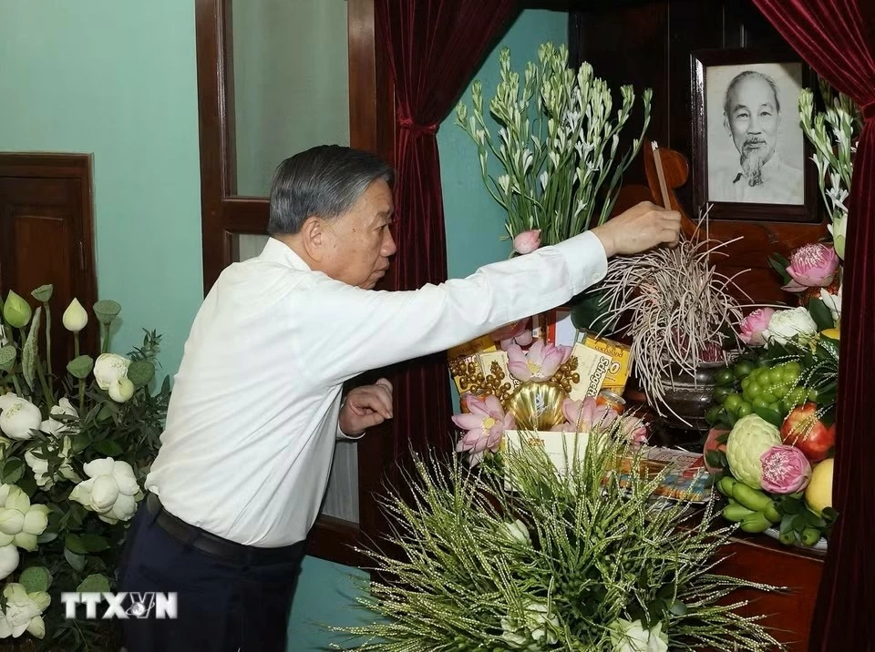 Tổng Bí thư, Chủ tịch nước Tô Lâm dâng hương tưởng nhớ Chủ tịch Hồ Chí Minh Tổng Bí thư, Chủ tịch nước Tô Lâm dâng hương tưởng nhớ Chủ tịch Hồ Chí Minh