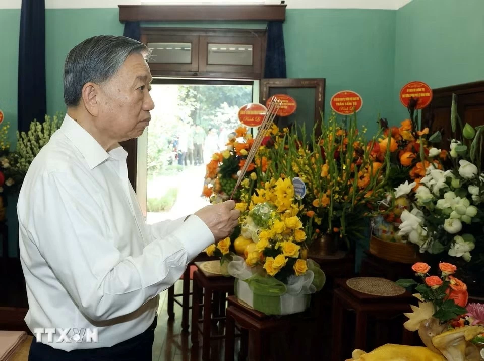 Tổng Bí thư, Chủ tịch nước Tô Lâm dâng hương tưởng nhớ Chủ tịch Hồ Chí Minh Tổng Bí thư, Chủ tịch nước Tô Lâm dâng hương tưởng nhớ Chủ tịch Hồ Chí Minh