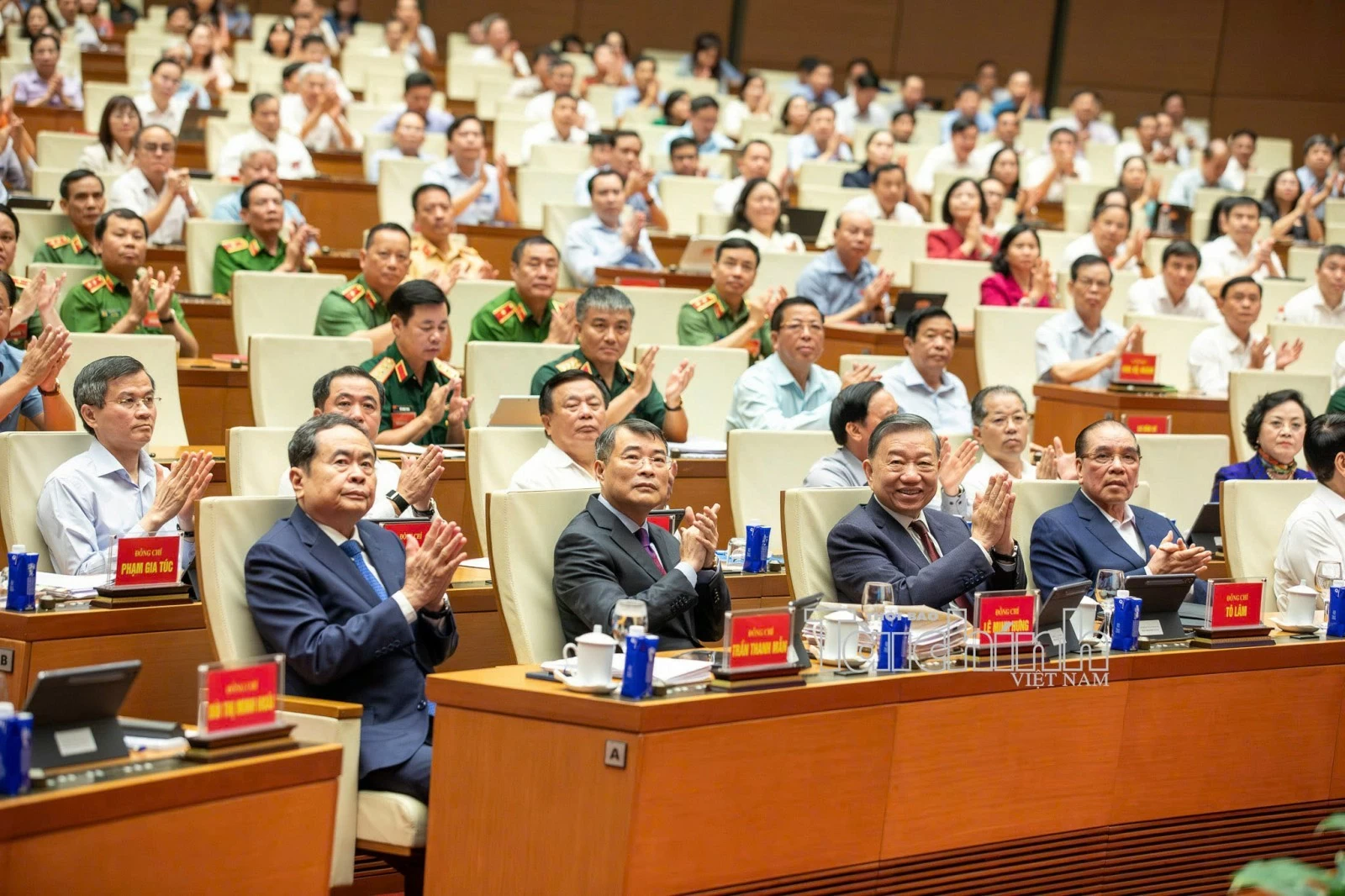 Hội nghị toàn quốc quán triệt và triển khai thực hiện một số nghị quyết, chỉ thị của Bộ Chính trị Hội nghị toàn quốc quán triệt và triển khai thực hiện một số nghị quyết, chỉ thị của Bộ Chính trị