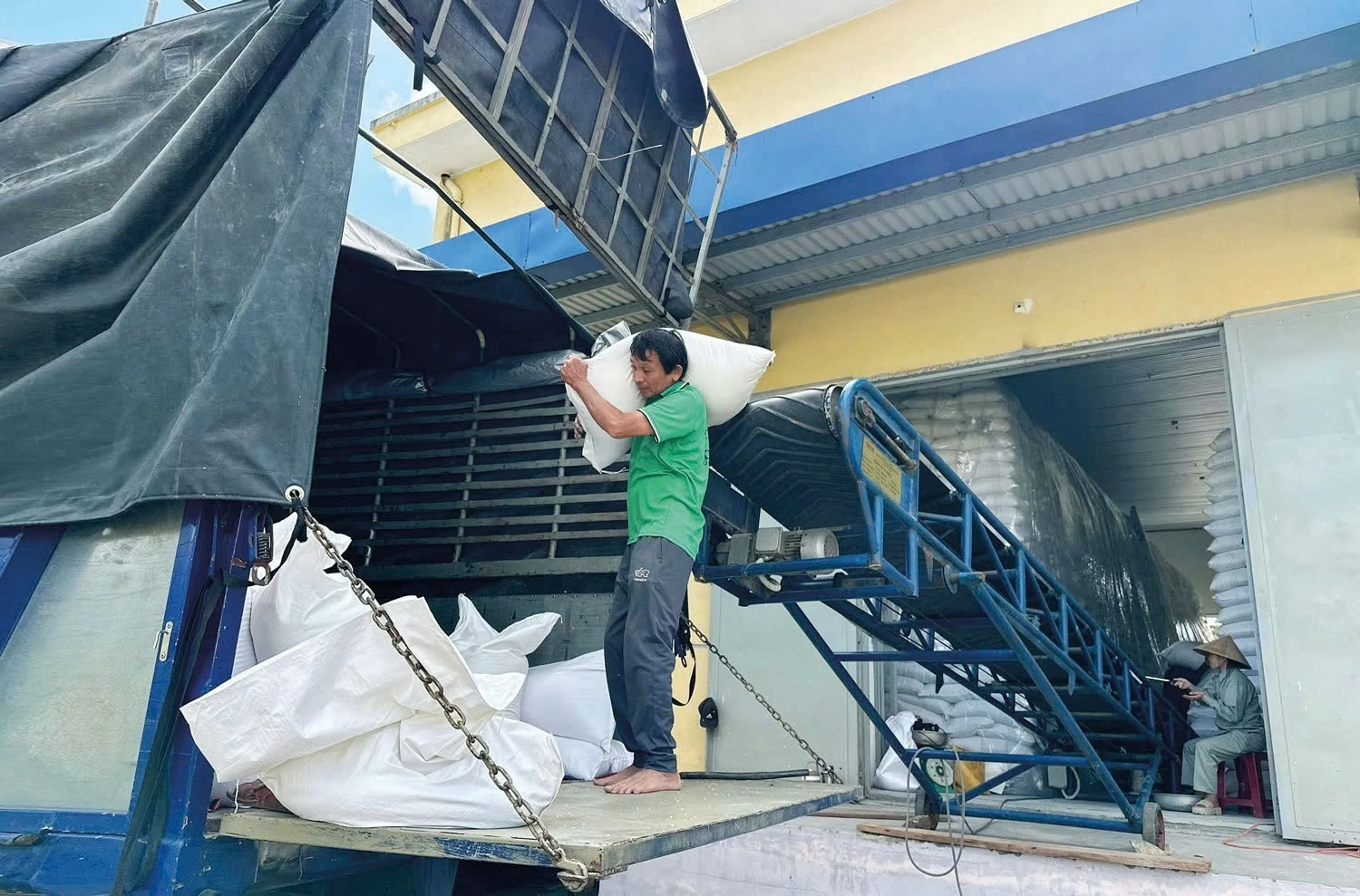 Chuyển từ quản lý thủ công sang quản trị bằng dữ liệu số Chuyển từ quản lý thủ công sang quản trị bằng dữ liệu số