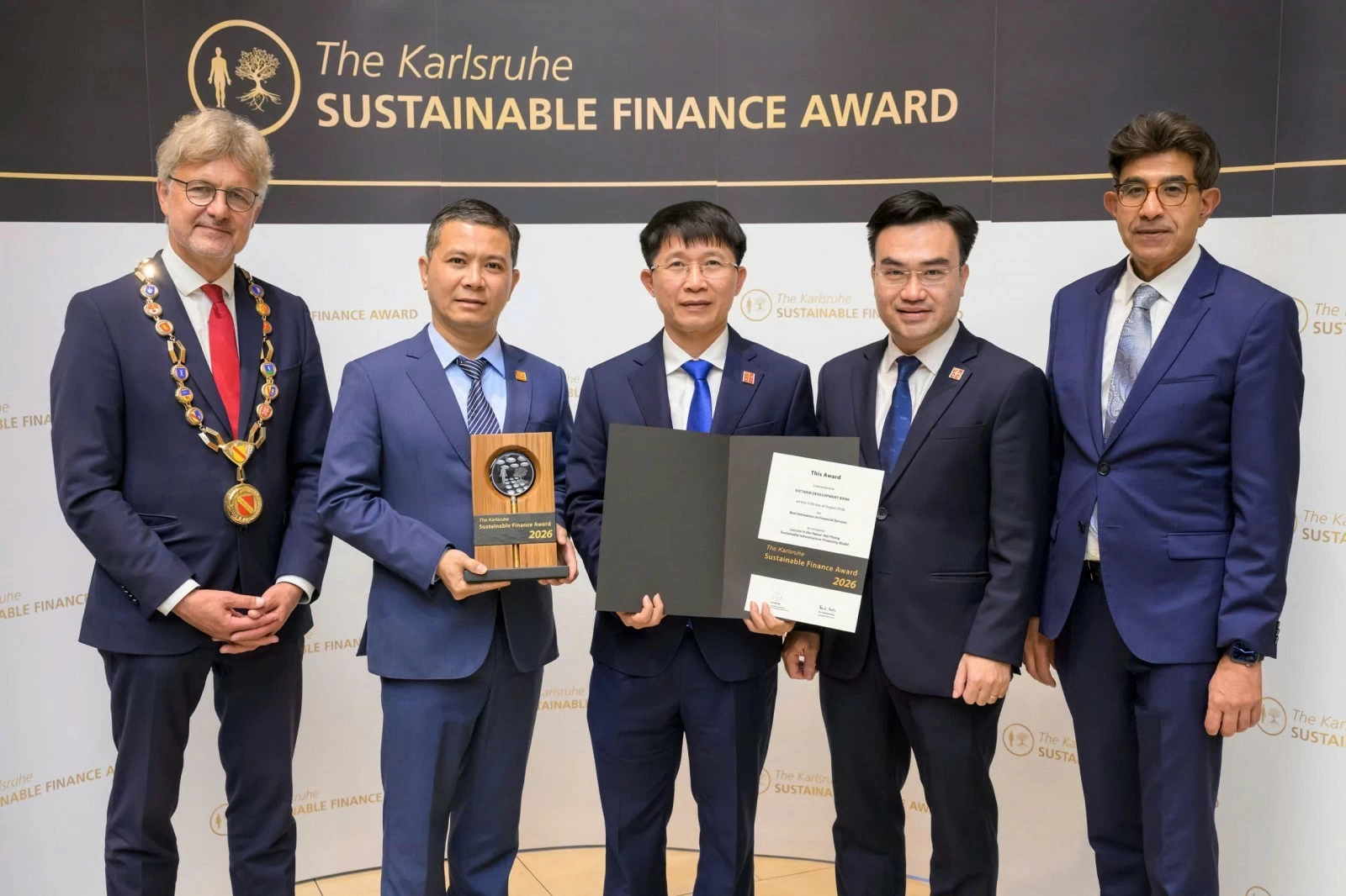 VDB vinh dự nhận Giải thưởng Đổi mới sáng tạo xuất sắc trong Sản phẩm và Dịch vụ Tài chính Bền vững tại Đức