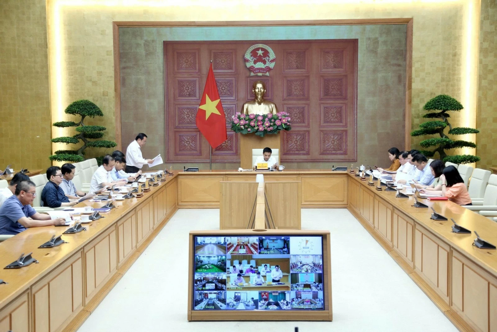 Điều h&agrave;nh gi&aacute; 8 th&aacute;ng: Giữ ổn định mặt bằng gi&aacute; trước nhiều sức &eacute;p
