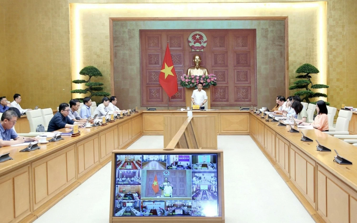 pho thu tuong nguyen van thang kiem soat gia ho tro tang truong va on dinh kinh te vi mo