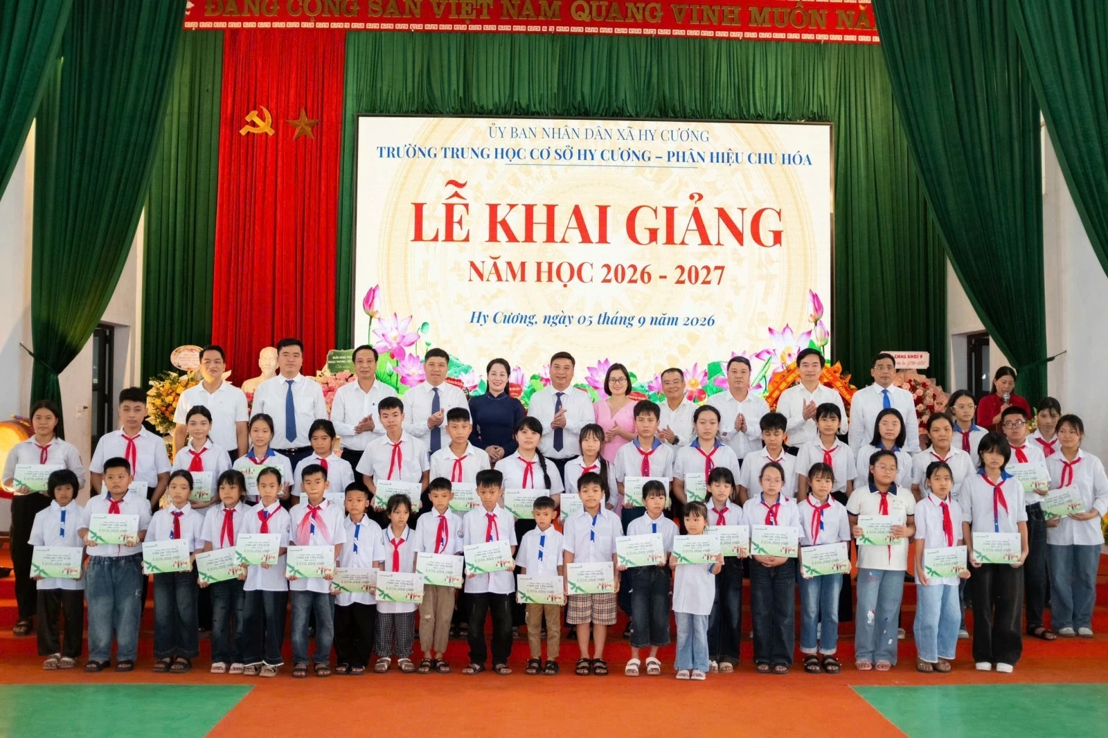 Vietcombank triển khai trao 7.350 suất học bổng Cùng em tiến bước” nhân dịp năm học mới 2026-2027