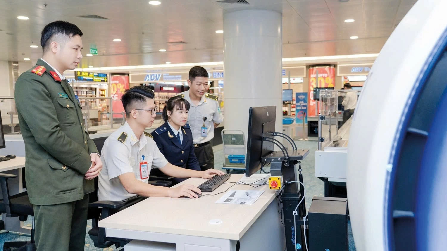 Hải quan sân bay quốc tế Nội Bài: Giữ nhịp thông quan, chủ động kiểm soát chặt chẽ Hải quan sân bay quốc tế Nội Bài: Giữ nhịp thông quan, chủ động kiểm soát chặt chẽ