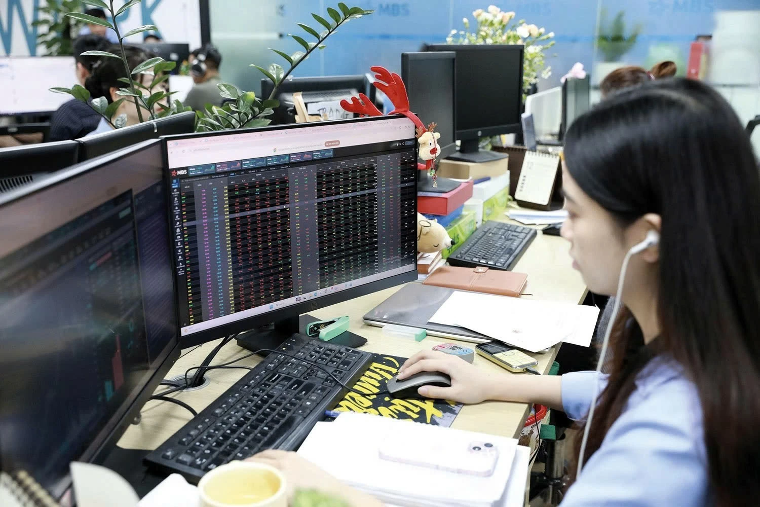 Cú hích hút vốn ngoại, kích hoạt dòng tiền nội Cú hích hút vốn ngoại, kích hoạt dòng tiền nội