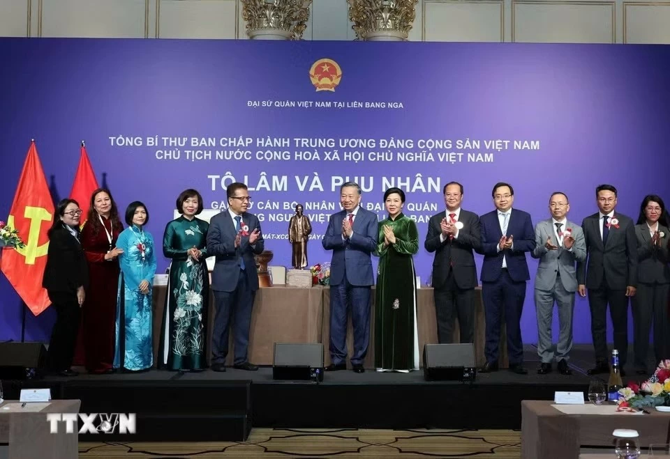 Tổng Bí thư, Chủ tịch nước Tô Lâm gặp gỡ cán bộ nhân viên Đại sứ quán và cộng đồng người Việt Nam tại Liên bang Nga Tổng Bí thư, Chủ tịch nước Tô Lâm gặp gỡ cán bộ nhân viên Đại sứ quán và cộng đồng người Việt Nam tại Liên bang Nga