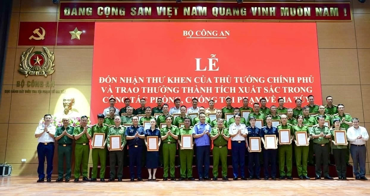 Chính phủ biểu dương lực lượng Công an và Hải quan tham gia triệt phá chuyên án 1,16 tấn Ketamine trên biển Chính phủ biểu dương lực lượng Công an và Hải quan tham gia triệt phá chuyên án 1,16 tấn Ketamine trên biển