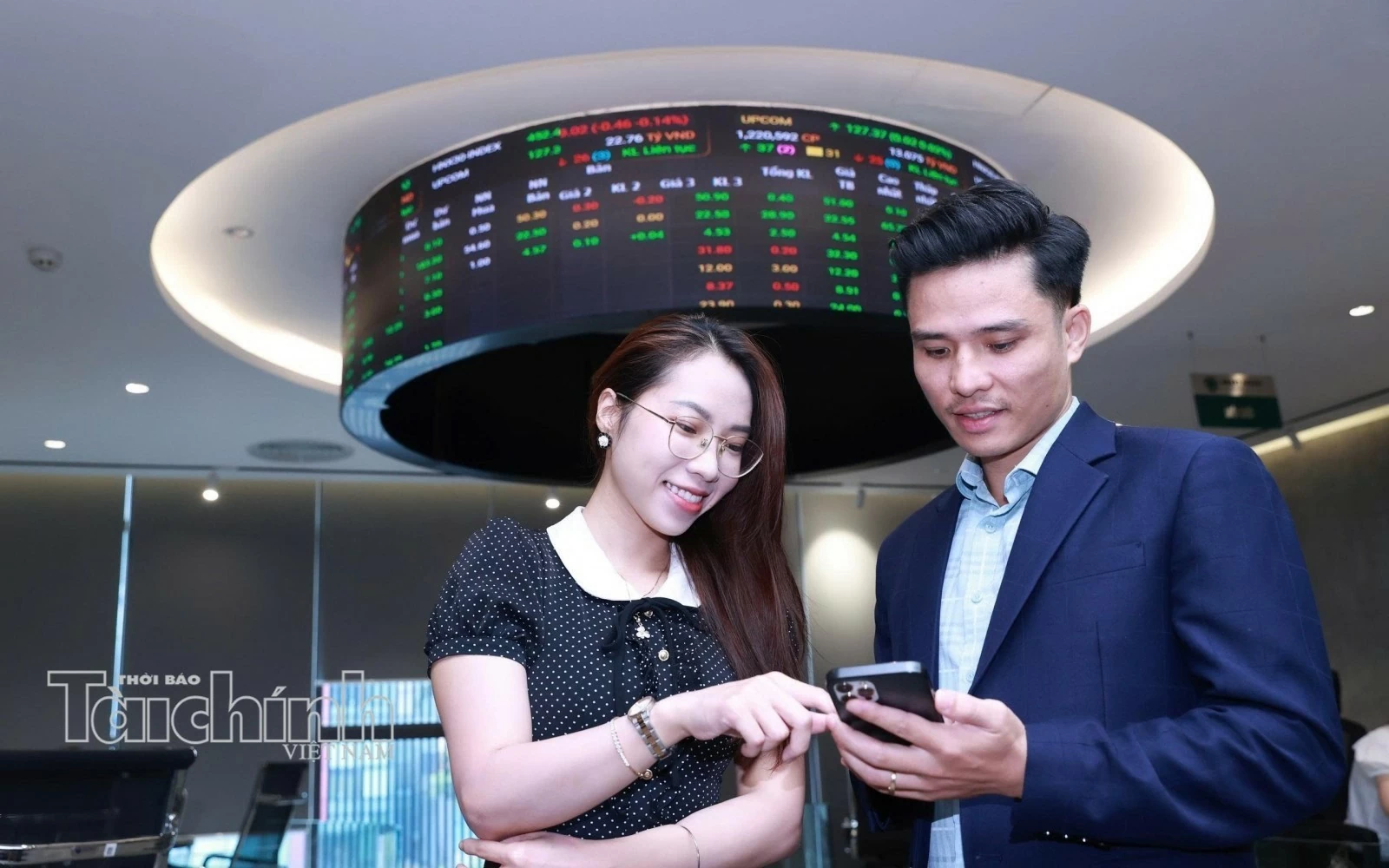 chung khoan ngay 10 9 vn index dao chieu tang nhe thanh khoan van thap