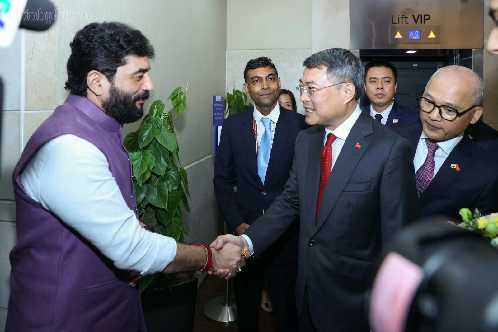 Thủ tướng tới New Delhi, bắt đầu chương trình dự Hội nghị thượng đỉnh BRICS và làm việc song phương tại Ấn Độ Thủ tướng tới New Delhi, bắt đầu chương trình dự Hội nghị thượng đỉnh BRICS và làm việc song phương tại Ấn Độ