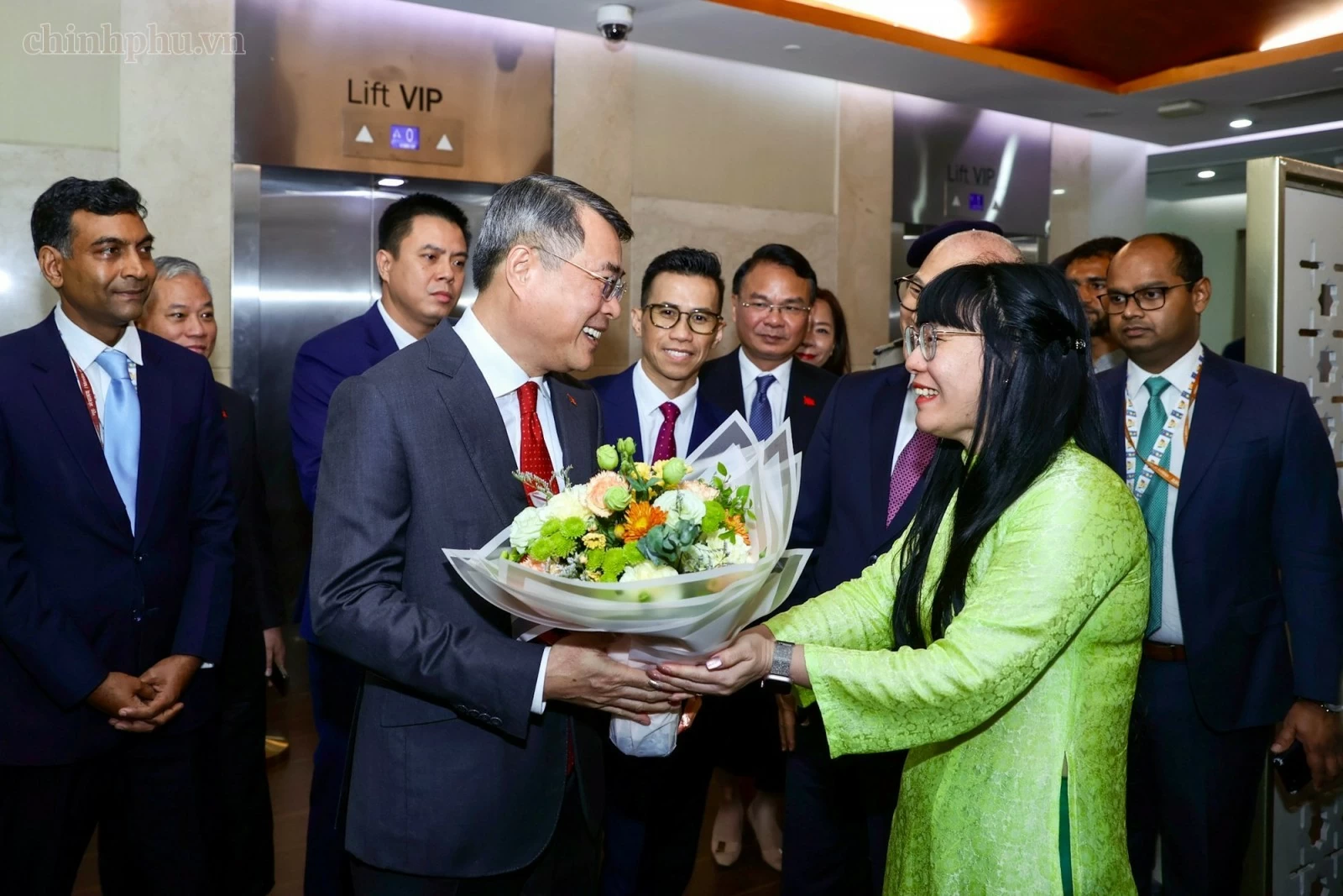 Thủ tướng tới New Delhi, bắt đầu chương trình dự Hội nghị thượng đỉnh BRICS và làm việc song phương tại Ấn Độ Thủ tướng tới New Delhi, bắt đầu chương trình dự Hội nghị thượng đỉnh BRICS và làm việc song phương tại Ấn Độ