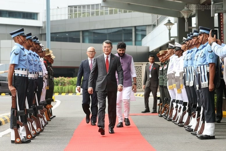 Thủ tướng tới New Delhi, bắt đầu chương trình dự Hội nghị thượng đỉnh BRICS và làm việc song phương tại Ấn Độ Thủ tướng tới New Delhi, bắt đầu chương trình dự Hội nghị thượng đỉnh BRICS và làm việc song phương tại Ấn Độ