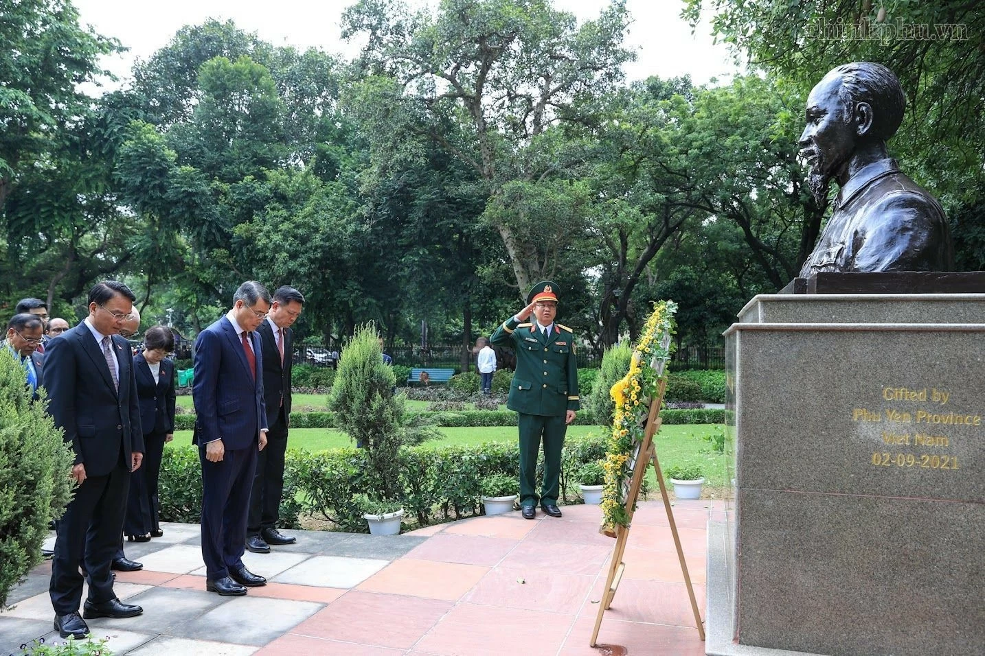 Thủ tướng Lê Minh Hưng dâng hoa tưởng niệm Chủ tịch Hồ Chí Minh tại New Delhi Thủ tướng Lê Minh Hưng dâng hoa tưởng niệm Chủ tịch Hồ Chí Minh tại New Delhi