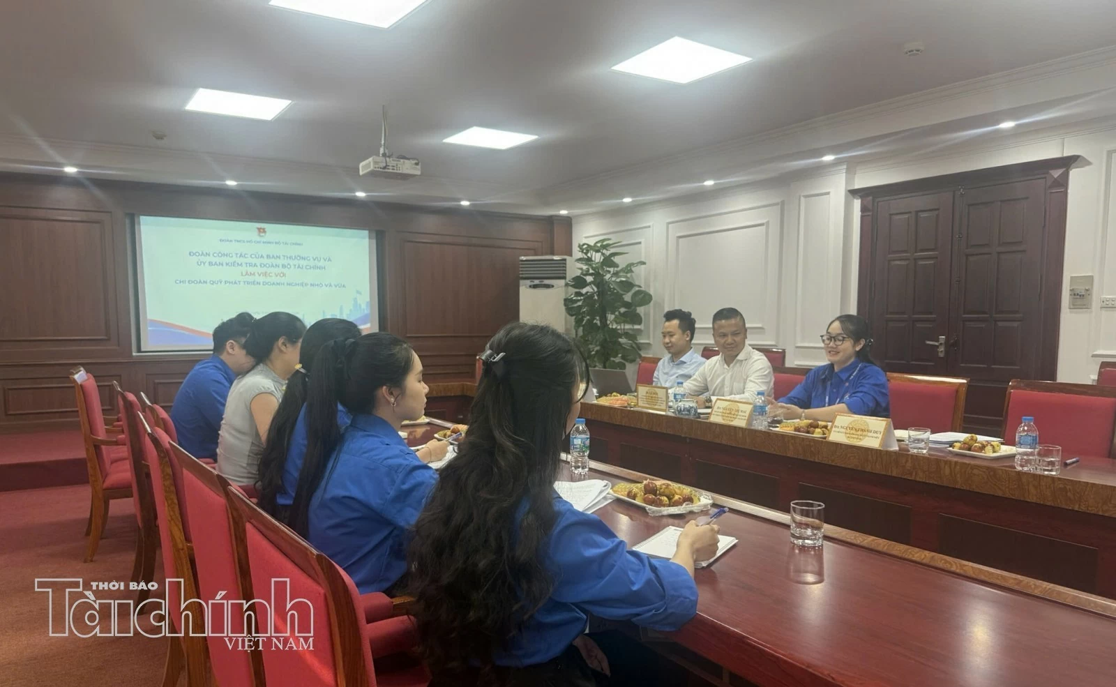 Đổi mới hoạt động Đoàn gắn với nhiệm vụ và thế mạnh chuyên môn Đổi mới hoạt động Đoàn gắn với nhiệm vụ và thế mạnh chuyên môn