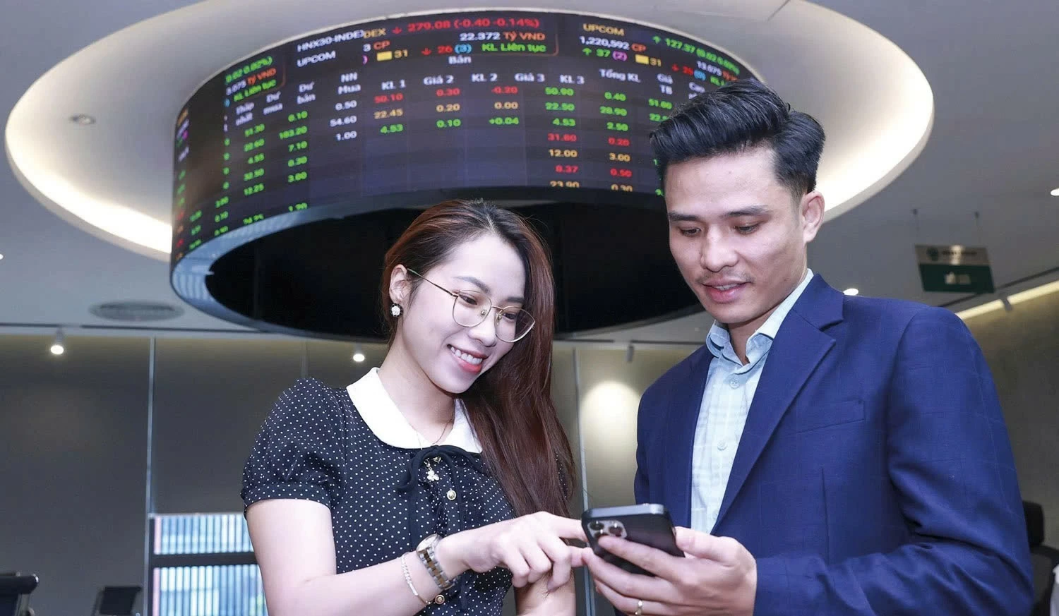 Làm dày “kệ hàng” trên sàn chứng khoán