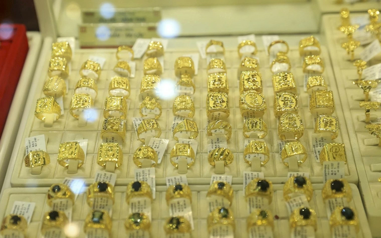 gia vang the gioi vuot moc 4 300 usd giua ap luc lai suat