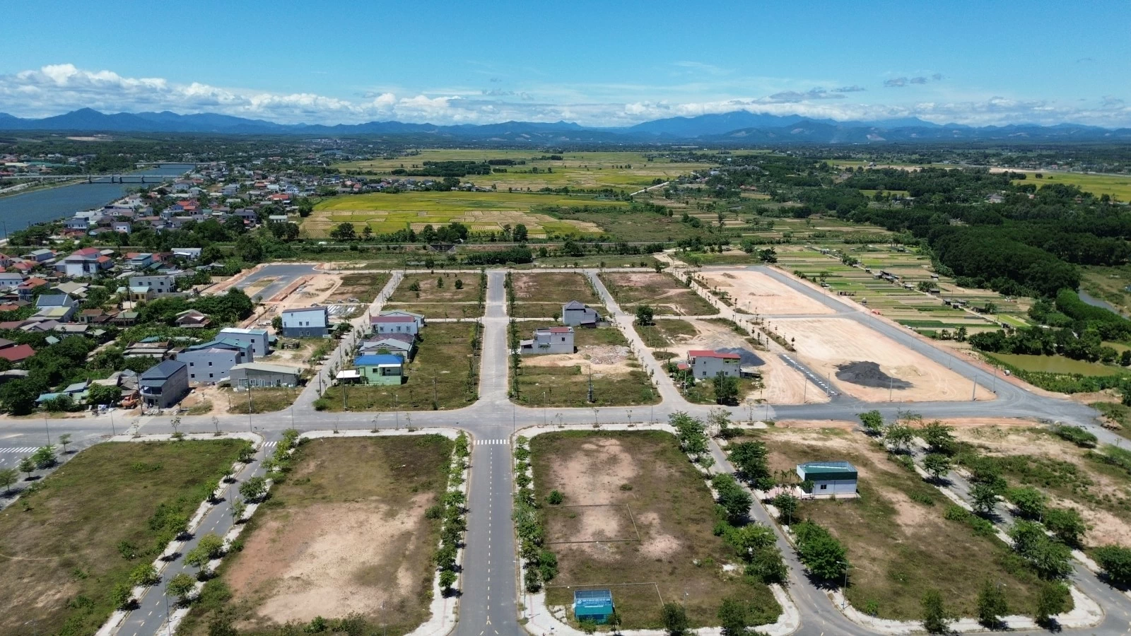 Quảng Trị kỳ vọng tăng nguồn thu ngân sách từ việc đấu giá các dự án phát triển quỹ đất. Ảnh (Dự án khu đô thị Bắc sông Hiếu): Ngọc Tân Quảng Trị kỳ vọng tăng nguồn thu ngân sách từ việc đấu giá các dự án phát triển quỹ đất. Ảnh (Dự án khu đô thị Bắc sông Hiếu): Ngọc Tân