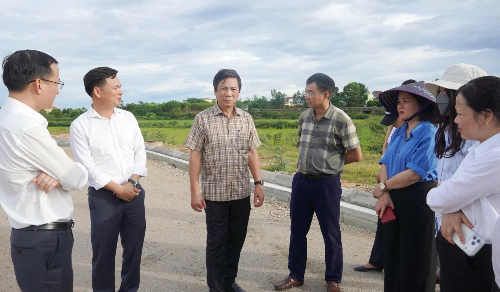 Phó Chủ tịch Thường trực UBND tỉnh Hoàng Nam kiểm tra một dự án phát triển hạ tầng quỹ đất trên địa bàn tỉnh. Ảnh: Tiến Nhất Phó Chủ tịch Thường trực UBND tỉnh Hoàng Nam kiểm tra một dự án phát triển hạ tầng quỹ đất trên địa bàn tỉnh. Ảnh: Tiến Nhất