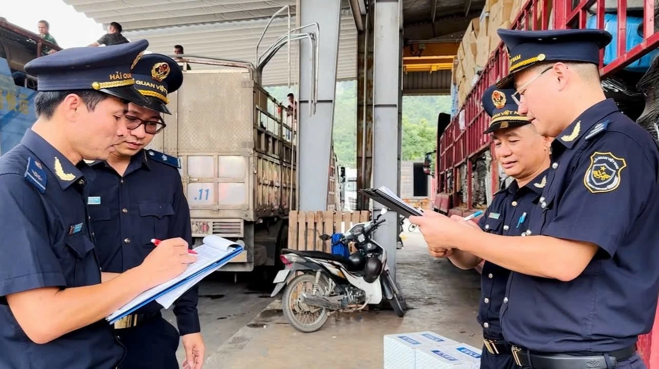 Hải quan hướng dẫn điều kiện tạm xuất - tái nhập xe mô tô tự lái qua biên giới Việt - Trung