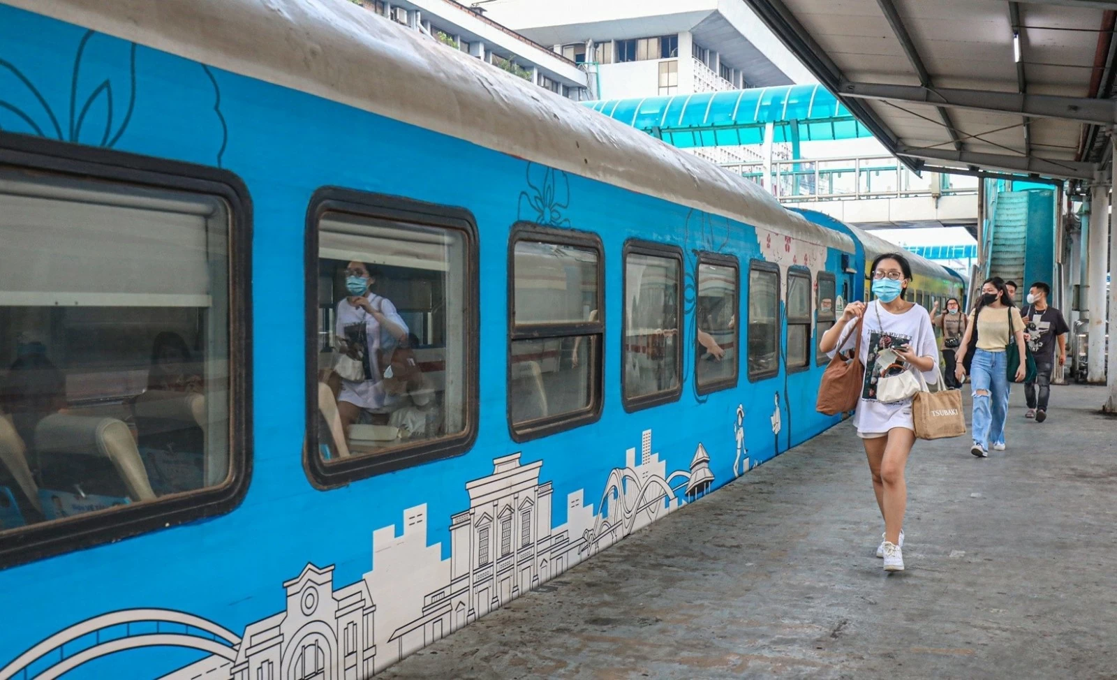 Một đoàn tàu Thống Nhất đang chờ đón khách tại ga Hà Nội. Một đoàn tàu Thống Nhất đang chờ đón khách tại ga Hà Nội.