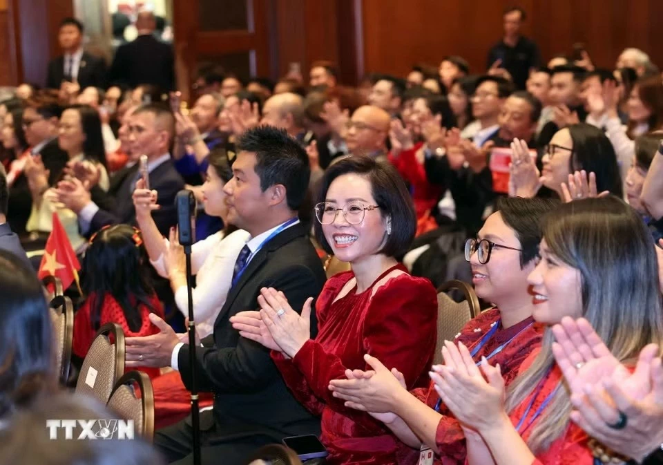 Tổng Bí thư, Chủ tịch nước Tô Lâm gặp gỡ cán bộ, nhân viên Đại sứ quán và cộng đồng người Việt Nam tại Canada Tổng Bí thư, Chủ tịch nước Tô Lâm gặp gỡ cán bộ, nhân viên Đại sứ quán và cộng đồng người Việt Nam tại Canada