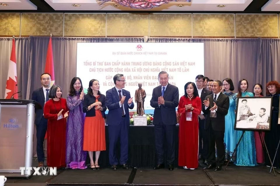 Tổng Bí thư, Chủ tịch nước Tô Lâm gặp gỡ cán bộ, nhân viên Đại sứ quán và cộng đồng người Việt Nam tại Canada Tổng Bí thư, Chủ tịch nước Tô Lâm gặp gỡ cán bộ, nhân viên Đại sứ quán và cộng đồng người Việt Nam tại Canada