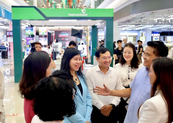 Vietcombank nối dài hành trình chuyển đổi số cùng tiểu thương trên cả nước Vietcombank nối dài hành trình chuyển đổi số cùng tiểu thương trên cả nước