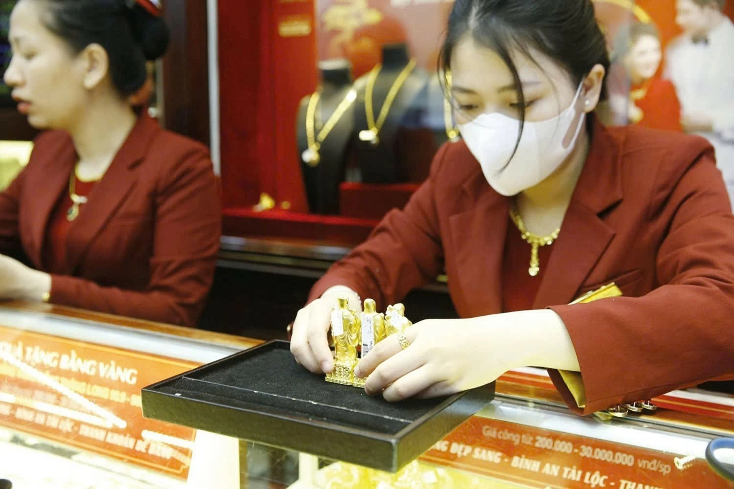 Giá kim loại quý vẫn giằng co trong vùng thấp