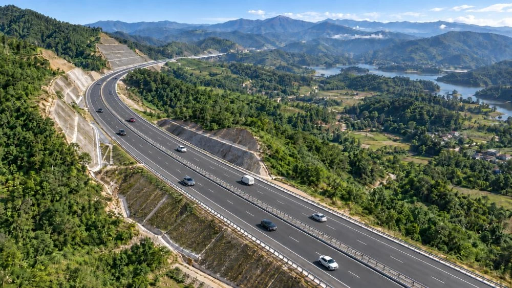 Phối cảnh tuyến đường bộ cao tốc Quảng Ngãi - Kon Tum, đoạn Quảng Ngãi - Đăk Hà (Km0-Km136) (Ảnh: AI) Phối cảnh tuyến đường bộ cao tốc Quảng Ngãi - Kon Tum, đoạn Quảng Ngãi - Đăk Hà (Km0-Km136) (Ảnh: AI)