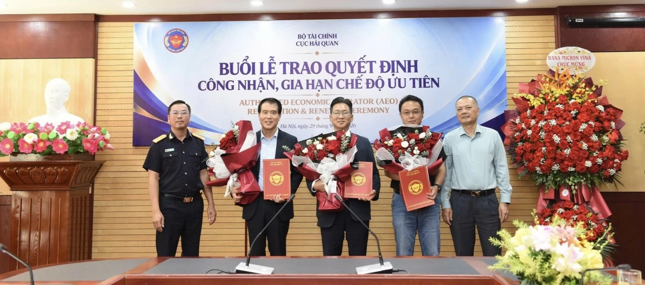 Trao quyết định công nhận, gia hạn ưu tiên về hải quan cho 7 doanh nghiệp Trao quyết định công nhận, gia hạn ưu tiên về hải quan cho 7 doanh nghiệp