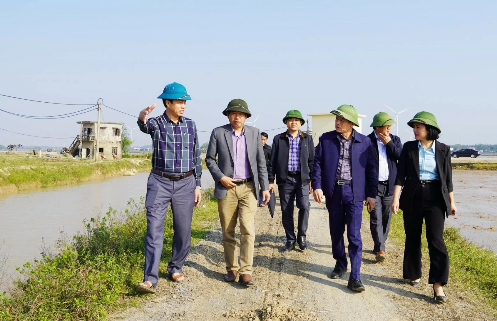 Phó Chủ tịch UBND tỉnh Quảng Trị Lê Văn Bảo (hàng đầu, thứ hai từ phải ảnh) đi kiểm tra tiến độ một dự án thuộc Chương trình mục tiêu Quốc gia. Ảnh: Đặng Hà