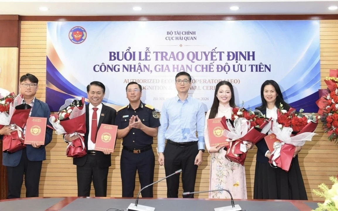 trao quyet dinh cong nhan gia han uu tien ve hai quan cho 7 doanh nghiep