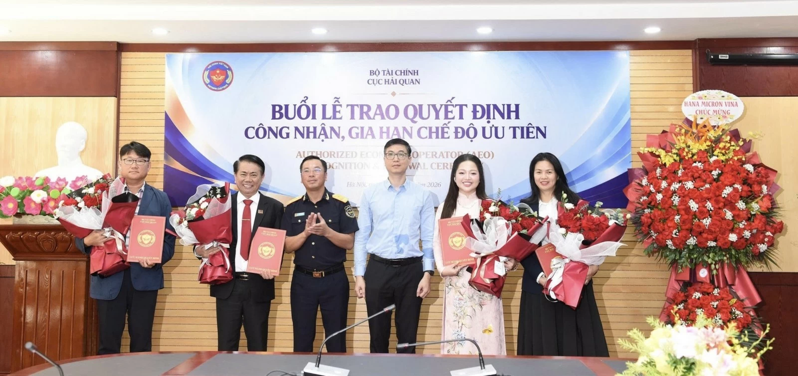 Trao quyết định công nhận, gia hạn ưu tiên về hải quan cho 7 doanh nghiệp Trao quyết định công nhận, gia hạn ưu tiên về hải quan cho 7 doanh nghiệp