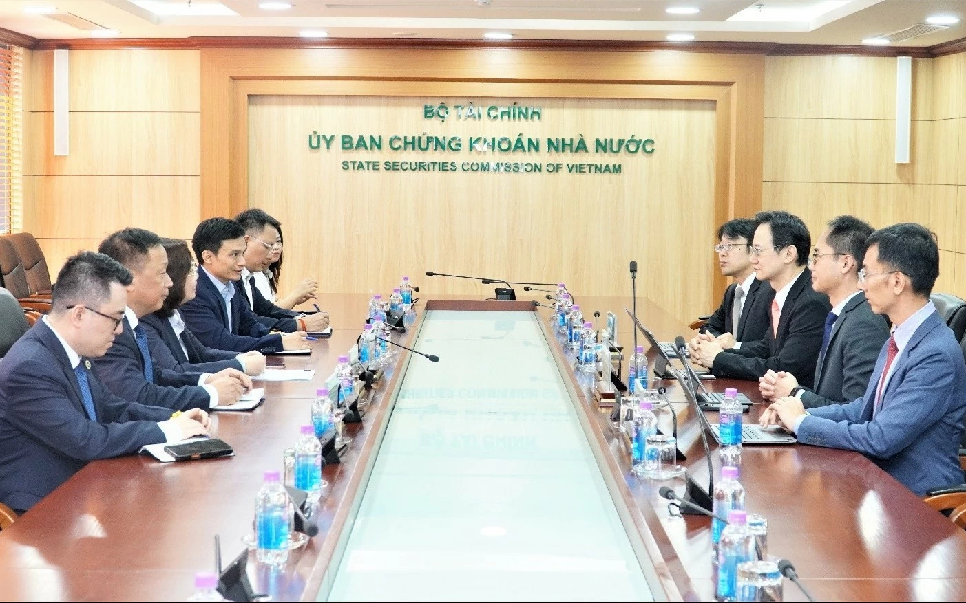 uy ban chung khoan nha nuoc va mas tang cuong hop tac thuc day ket noi thi truong von viet nam singapore